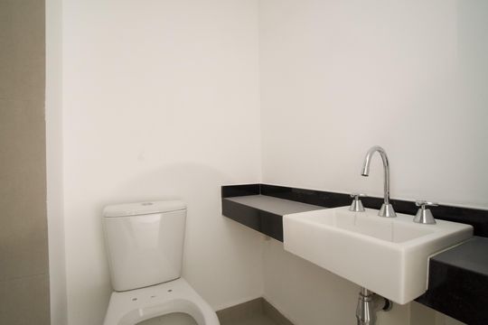 Banheiro de kitnet/studio para alugar com 1 quarto, 24m² em Cerqueira César, São Paulo