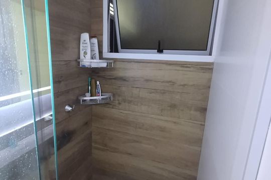 Banheiro de apartamento para alugar com 2 quartos, 44m² em Vargem Pequena, Rio de Janeiro