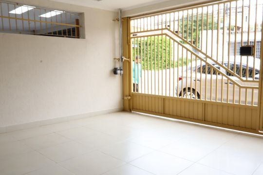 Garagem de casa à venda com 2 quartos, 144m² em Vila Antonieta, São Paulo