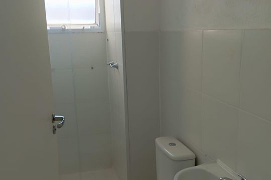 Banheiro de apartamento para alugar com 1 quarto, 50m² em Cosmos, Rio de Janeiro