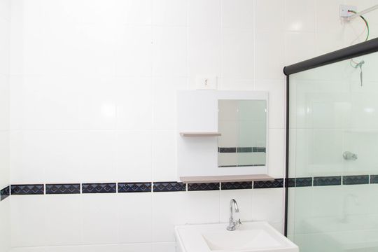Banheiro da Suíte 1 de casa para alugar com 2 quartos, 130m² em Canhema, Diadema