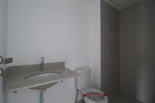 Banheiro de kitnet/studio para alugar com 1 quarto, 24m² em Vila Nova Conceição, São Paulo