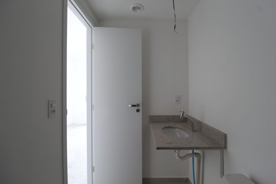 Banheiro de kitnet/studio para alugar com 1 quarto, 24m² em Vila Nova Conceição, São Paulo