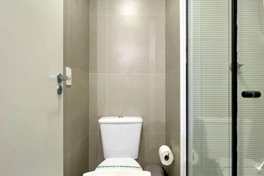 Banheiro social de apartamento para alugar com 1 quarto, 28m² em Pinheiros, São Paulo