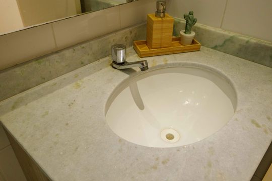 Banheiro  de apartamento à venda com 2 quartos, 48m² em Passo das Pedras, Porto Alegre