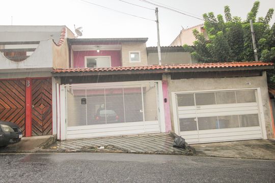 Fachada de casa à venda com 3 quartos, 222m² em Parque Sao Vicente, Santo André