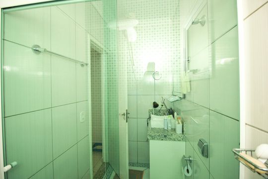 Banheiro Social de casa à venda com 3 quartos, 222m² em Parque Sao Vicente, Santo André