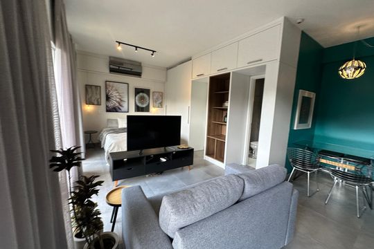 Sala de apartamento à venda com 1 quarto, 49m² em Residencial Tambore Iii, Santana de Parnaíba