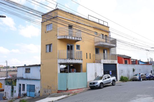 Fachada do imóvel - Placa instalada no portão do imóvel - Código da placa: YEQA-475 de casa à venda com 4 quartos, 326m² em Guaianases, São Paulo