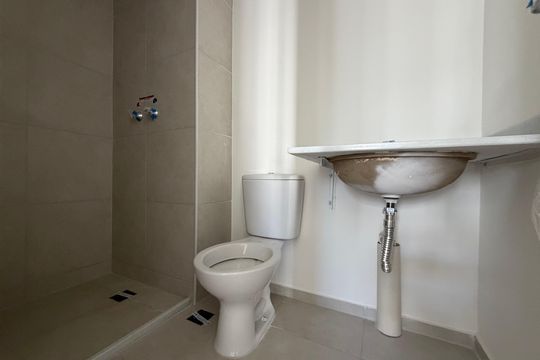 Banheiro social de apartamento à venda com 2 quartos, 46m² em Barra Olímpica, Rio de Janeiro