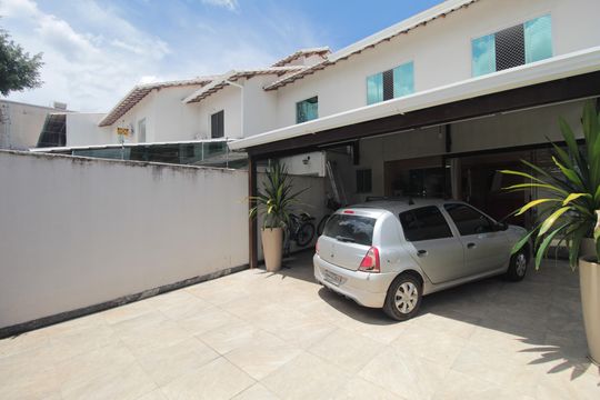 Garagem de casa à venda com 3 quartos, 114m² em Santa Amelia, Belo Horizonte