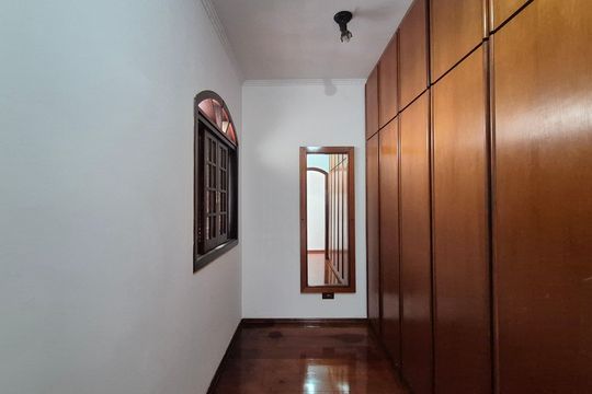 Closet da suíte de casa à venda com 4 quartos, 270m² em Pinheirinho, Santo André