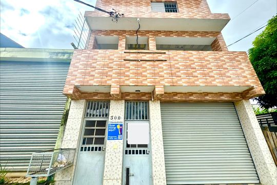 Placa instalada na fachada do imóvel de kitnet/studio para alugar com 1 quarto, 45m² em Parque Residencial Bambi, Guarulhos