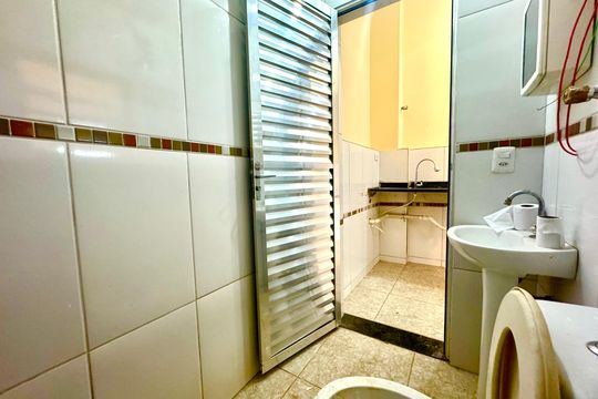 Banheiro de kitnet/studio para alugar com 1 quarto, 45m² em Parque Residencial Bambi, Guarulhos