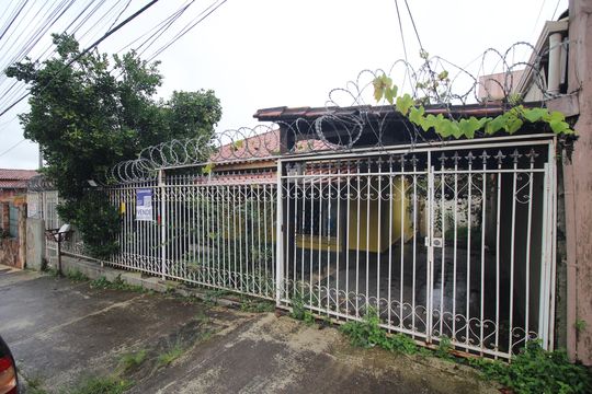 Fachada  de casa à venda com 2 quartos, 360m² em Araguaia, Belo Horizonte