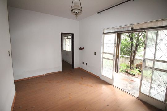 Sala de casa à venda com 2 quartos, 360m² em Araguaia, Belo Horizonte