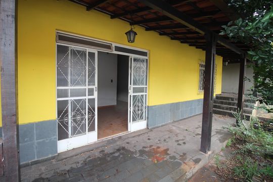 Quintal de casa à venda com 2 quartos, 360m² em Araguaia, Belo Horizonte