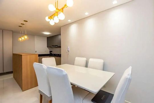 Sala de casa de condomínio à venda com 3 quartos, 109m² em Uberaba, Curitiba