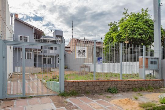 Fachada de casa à venda com 3 quartos, 134m² em Jardim Sabará, Porto Alegre