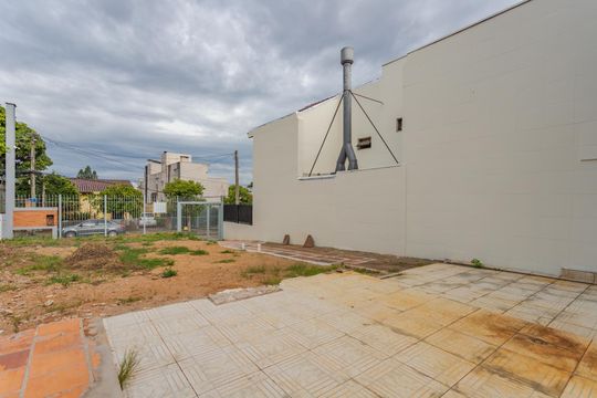 Quintal de casa à venda com 3 quartos, 134m² em Jardim Sabará, Porto Alegre