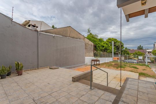 Quintal de casa à venda com 3 quartos, 134m² em Jardim Sabará, Porto Alegre
