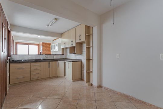 Cozinha de casa à venda com 3 quartos, 134m² em Jardim Sabará, Porto Alegre