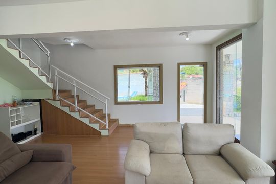 Casa para alugar com 8 quartos, 800m² em Jardim Interlagos, Maricá