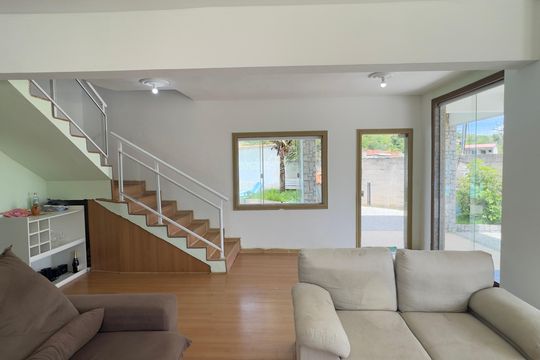 Sala de casa para alugar com 8 quartos, 800m² em Jardim Interlagos, Maricá