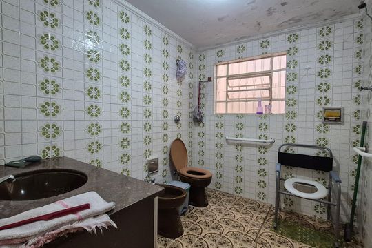 Banheiro de casa à venda com 4 quartos, 165m² em Parque Oratório, Santo André
