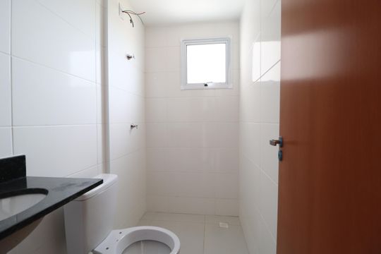 Banheiro do Quarto 2 de apartamento para alugar com 2 quartos, 53m² em Novo Mundo, Uberlândia