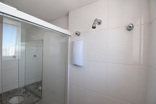 Banheiro social de kitnet/studio para alugar com 1 quarto, 47m² em Centro, Curitiba