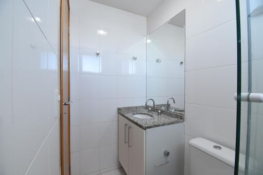 Banheiro social de kitnet/studio para alugar com 1 quarto, 47m² em Centro, Curitiba