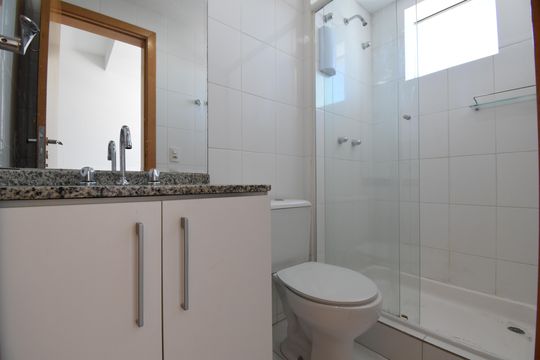Banheiro social de kitnet/studio para alugar com 1 quarto, 47m² em Centro, Curitiba