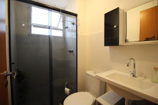 Banheiro de apartamento à venda com 2 quartos, 45m² em Rubem Berta, Porto Alegre