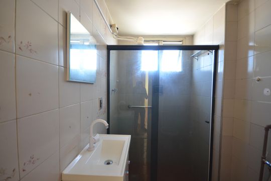 Banheiro de apartamento para alugar com 2 quartos, 58m² em Cascadura, Rio de Janeiro