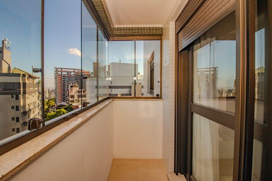 Suíte 2 - Varanda de apartamento à venda com 3 quartos, 204m² em Auxiliadora, Porto Alegre