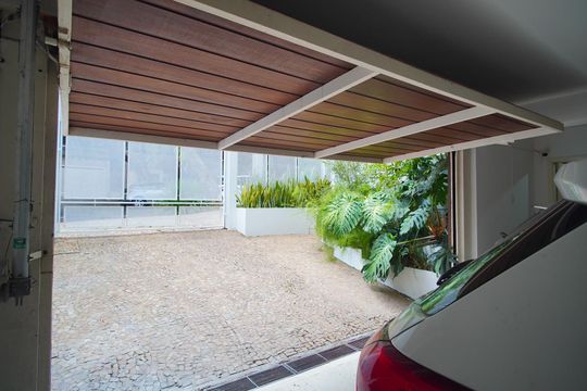 Garagem de casa para alugar com 3 quartos, 420m² em São João, Porto Alegre