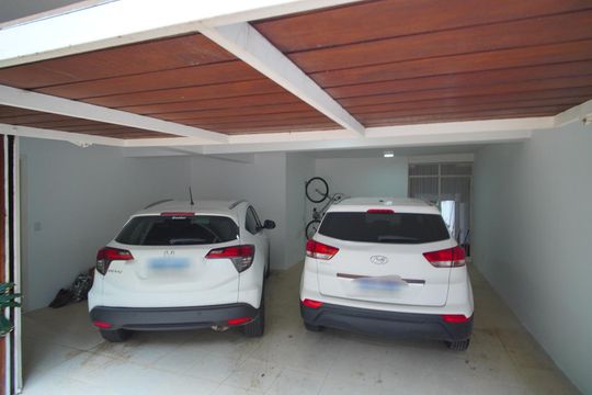 Garagem de casa para alugar com 3 quartos, 420m² em São João, Porto Alegre