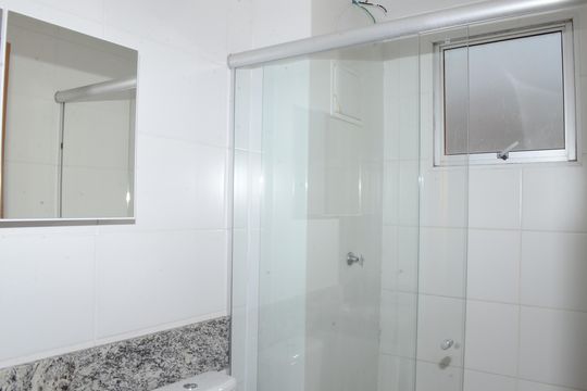 Banheiro 1 de apartamento à venda com 2 quartos, 49m² em Pousada Santo Antonio, Belo Horizonte