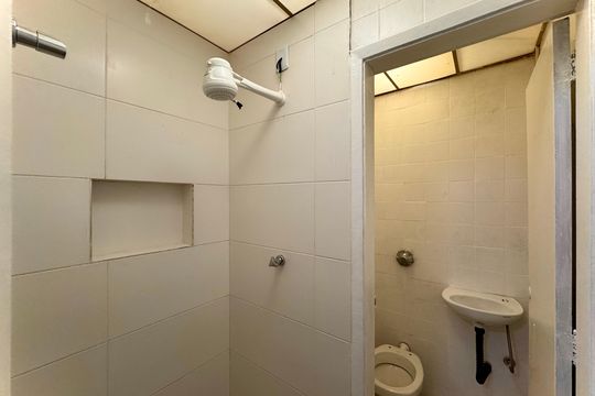 Banheiro de kitnet/studio para alugar com 1 quarto, 35m² em Centro, Rio de Janeiro