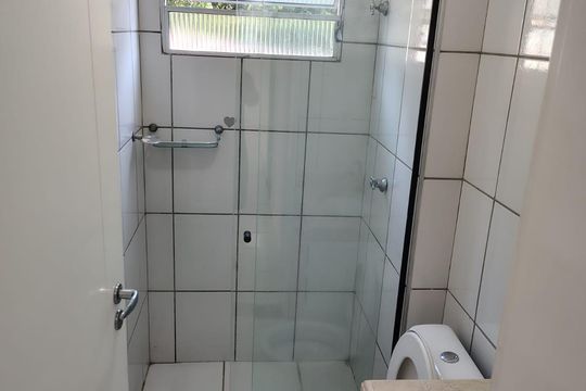 Banheiro de apartamento à venda com 2 quartos, 58m² em Parque Sao Vicente, Santo André