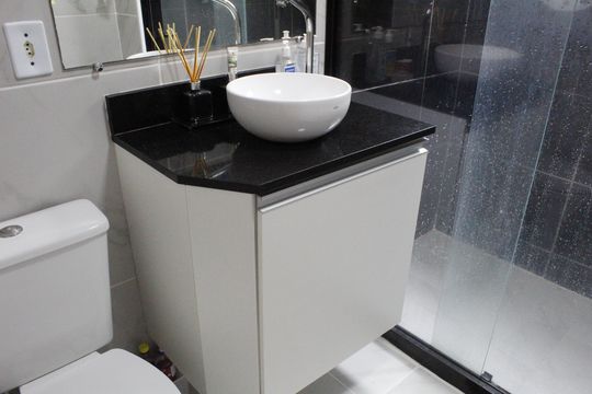 Banheiro Social de apartamento à venda com 2 quartos, 47m² em Anil, Rio de Janeiro