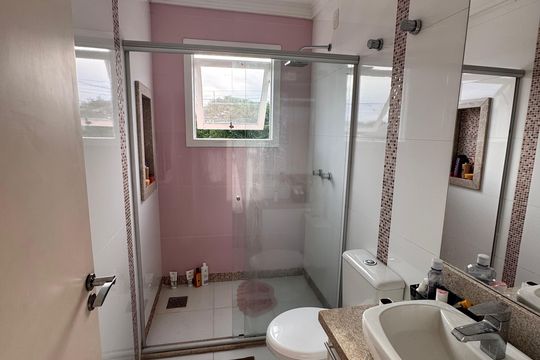 Banheiro de casa à venda com 3 quartos, 200m² em Niterói, Canoas