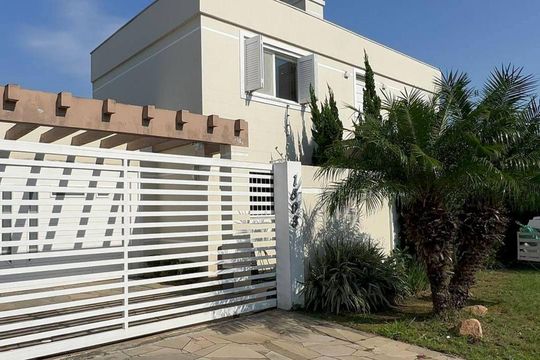 Fachada de casa à venda com 3 quartos, 200m² em Niterói, Canoas