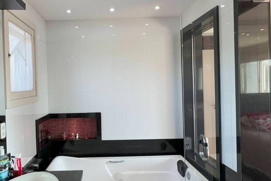 Banheiro de casa à venda com 3 quartos, 200m² em Niterói, Canoas