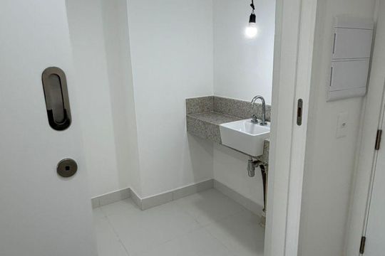Banheiro de kitnet/studio à venda com 1 quarto, 29m² em Indianópolis, São Paulo