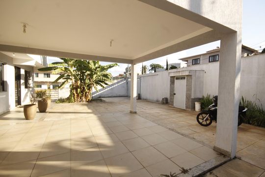 garagem de casa à venda com 5 quartos, 390m² em Bandeirantes (pampulha), Belo Horizonte