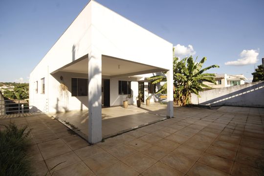garagem de casa à venda com 5 quartos, 390m² em Bandeirantes (pampulha), Belo Horizonte