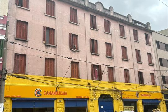Fachada e Plaquinha instalada de apartamento para alugar com 1 quarto, 40m² em Brás, São Paulo