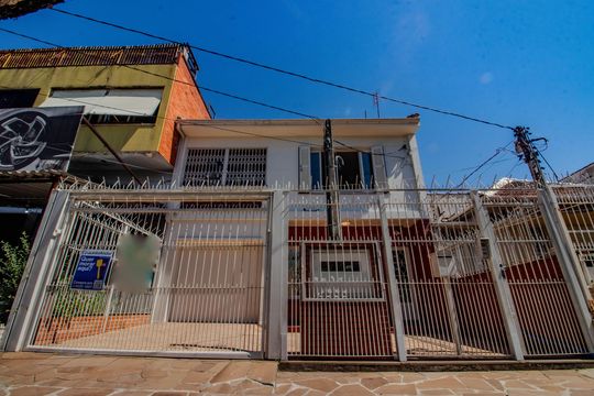 Fachada de casa à venda com 5 quartos, 200m² em São Geraldo, Porto Alegre